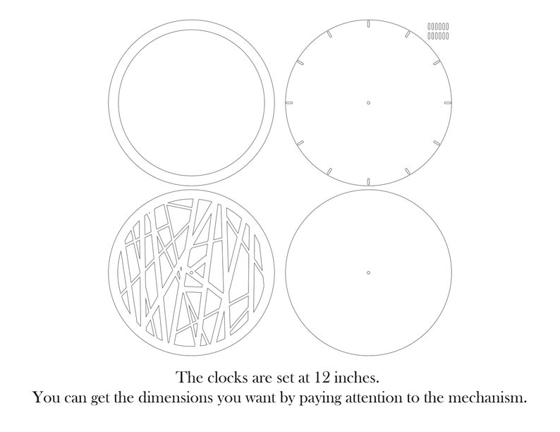 Op de afbeelding: Vier klokgezichtsjablonen, elk met een diameter van 30,48 cm. E&eacute;n sjabloon is leeg, &eacute;&eacute;n heeft een eenvoudig klokgezicht met markeringen, &eacute;&eacute;n heeft een decoratief patroon en &eacute;&eacute;n heeft een complexer patroon.