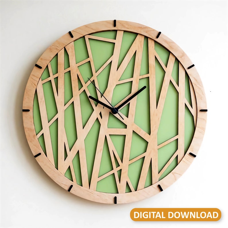 Op de afbeelding: Een ronde houten klok met een groene achtergrond en een geometrisch ontwerp in zwart en wit. De klok heeft zwarte wijzers en zwarte cijfers rond de rand.
