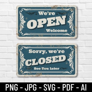 以下が含まれることがあります： 2つのヴィンテージスタイルの看板。1つは青地に白文字で「We're OPEN Welcome」と書いてあり、もう1つは青地に白文字で「Sorry, we're CLOSED See You later」と書いてある。