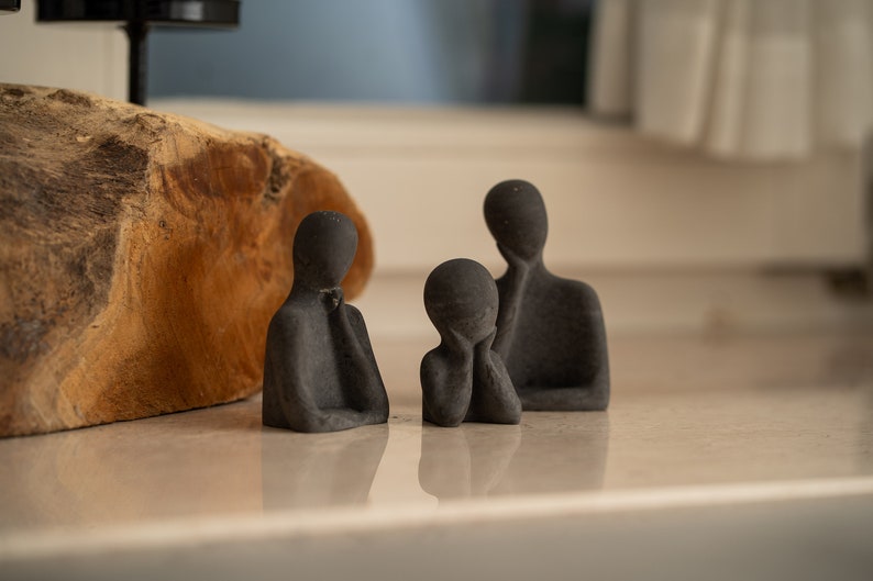 Minimalistische Familienfiguren aus Beton Bild 4