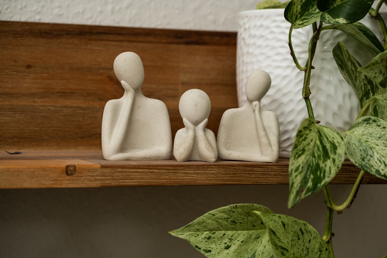 Minimalistische Familienfiguren aus Beton Bild 2