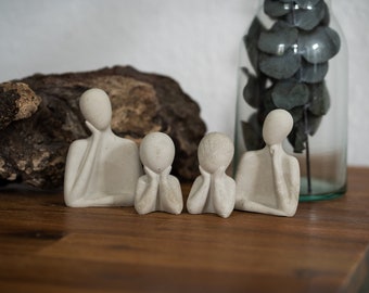 Minimalistische Familienfiguren aus Beton