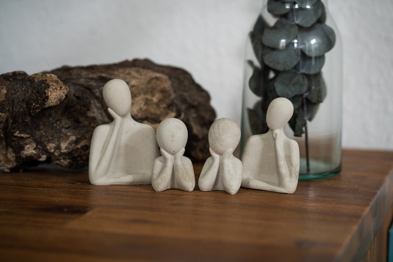 Minimalistische Familienfiguren aus Beton Grau