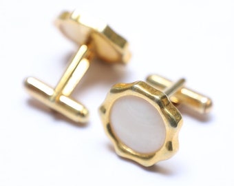 Abotoaduras elegantes banhadas a ouro com madrepérola para homens, formato irregular e cravejadas com pérolas, perfeitas para presente de casamento.
