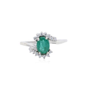 Antique Emerald Oval Shape Sterling Silver Ring – Vintage Gemstone Jewelry, Unique Green Emerald Engagement Ring, Elegant Statement Piece.
