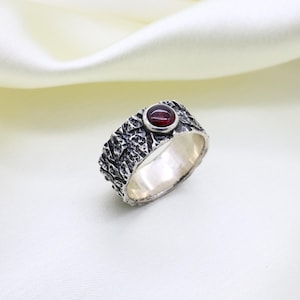 Gehämmerter Silber Rubin Ring | Synthetische Roter Stein Unisex Band Geschenk