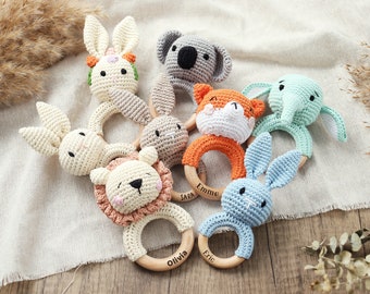 Hochet bébé personnalisé au crochet - Hochet animal en bois personnalisé au crochet, anneau de dentition pour nouveau-né, cadeau de baby shower personnalisé, cadeau de nouveau-né