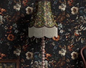Papel pintado floral vintage oscuro: mural botánico de ambiente melancólico con elegantes flores.