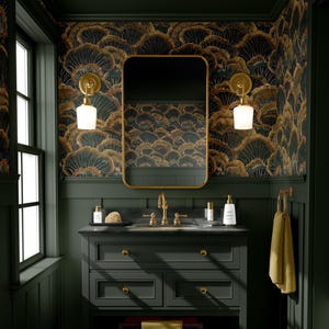 Peut inclure: Une salle de bain vert foncé avec un miroir doré et des appliques assorties. La vanité est vert foncé avec des éléments dorés. Le papier peint présente un motif répété de formes dorées et bleu foncé. Un porte-serviettes doré tient une serviette jaune.