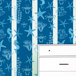Carta da parati a righe costiere – Carta da parati blu e bianca nautica con creature marine