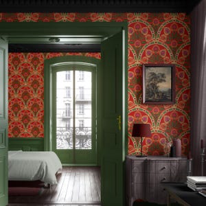 Peut inclure: Une pièce avec du papier peint rouge à motifs floraux répétés en forme d'éventail. La pièce a des bordures vertes autour de la porte et de la fenêtre, et un plancher en bois foncé. Un tableau encadré est accroché au mur.