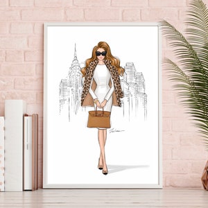 Pode incluir: Uma ilustra&ccedil;&atilde;o de moda de uma mulher vestindo um vestido branco, um casaco de estampa de leopardo e &oacute;culos de sol. Ela est&aacute; carregando uma bolsa marrom e caminhando na frente de uma paisagem urbana.