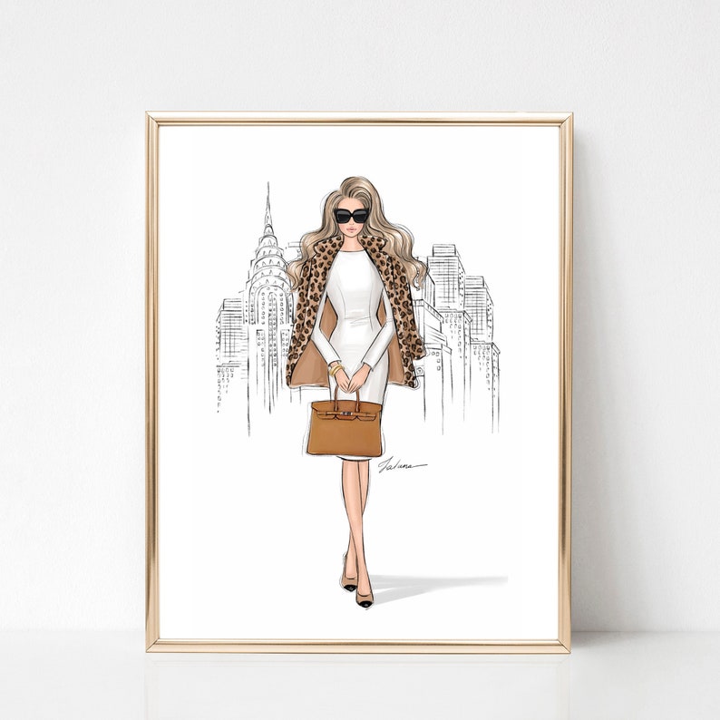 Pode incluir: Uma ilustra&ccedil;&atilde;o digital de uma mulher vestindo um vestido branco, um casaco de estampa de leopardo e &oacute;culos de sol, segurando uma bolsa marrom. O fundo &eacute; um esbo&ccedil;o de um horizonte da cidade.