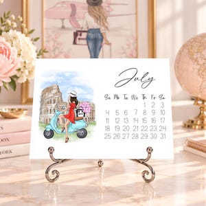 Pode incluir: Uma p&aacute;gina de calend&aacute;rio de mesa para julho com uma ilustra&ccedil;&atilde;o em aquarela de uma pessoa de vestido vermelho numa scooter azul-clara em frente ao Coliseu. A grelha do calend&aacute;rio mostra os dias do m&ecirc;s de 1 a 31 em preto.