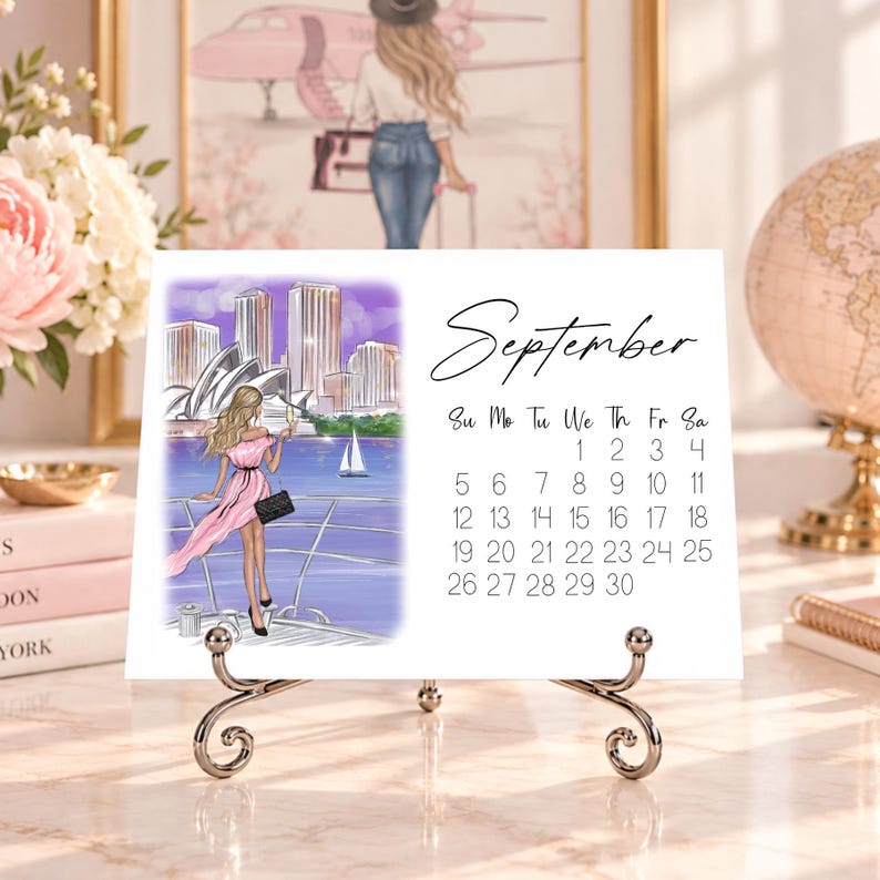 Pode incluir: Um calend&aacute;rio de mesa para setembro num suporte de metal prateado. O lado esquerdo apresenta uma ilustra&ccedil;&atilde;o de uma pessoa com um vestido cor-de-rosa com vista para o horizonte da cidade e um porto. O lado direito mostra o m&ecirc;s e as datas.