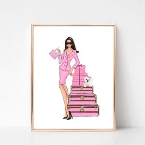 Peut inclure: Une femme en costume rose et lunettes de soleil se tient &agrave; c&ocirc;t&eacute; d'une pile de valises roses et d'un petit chien blanc.
