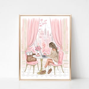 K&ouml;nnte beinhalten: Aquarellillustration einer Frau, die an einem Laptop an einem Tisch in einem Caf&eacute; arbeitet. Die Szene wird von rosa Vorh&auml;ngen und einem Stadtblick eingerahmt. Eine braune Handtasche und eine Ausgabe der Zeitschrift Vogue liegen auf einem rosa Stuhl.