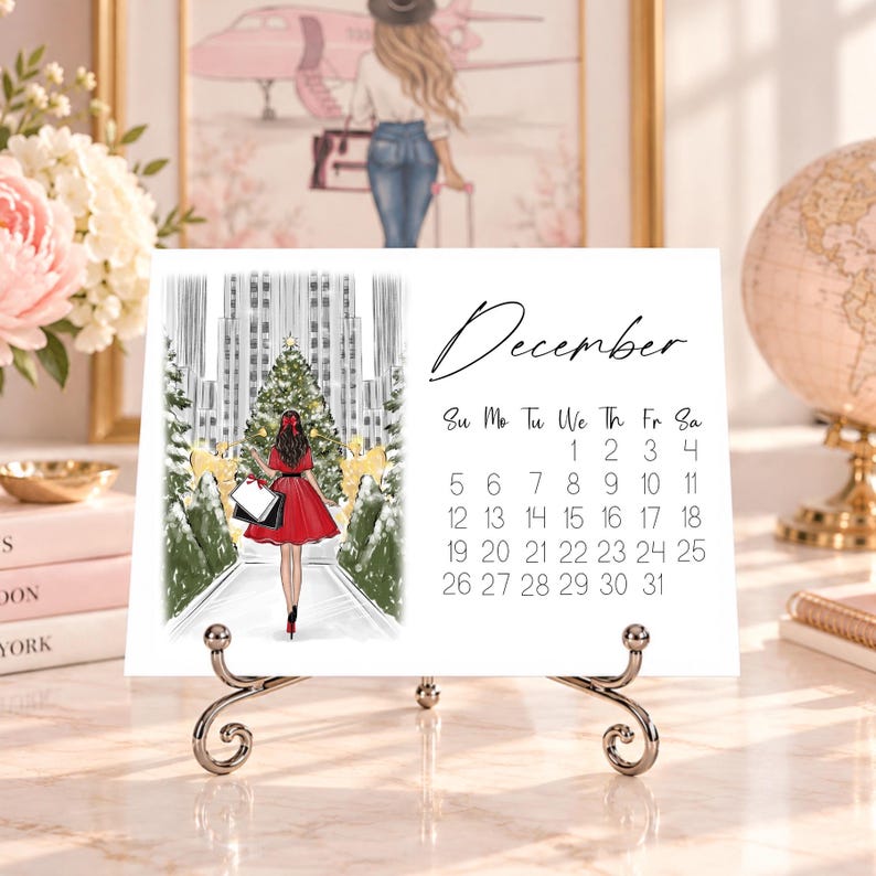 Pode incluir: Um calend&aacute;rio de mesa branco para dezembro com uma ilustra&ccedil;&atilde;o a preto e branco de uma pessoa com um vestido vermelho a caminhar em dire&ccedil;&atilde;o a uma &aacute;rvore de Natal na cidade. A grelha mostra os dias do m&ecirc;s em texto preto.