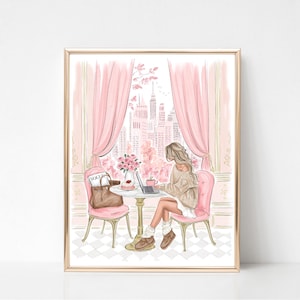 K&ouml;nnte beinhalten: Aquarellillustration einer Frau, die an einem Laptop an einem Tisch in einem Caf&eacute; arbeitet. Die Szene wird von rosa Vorh&auml;ngen und einem Stadtblick eingerahmt. Eine Handtasche und eine Zeitschrift befinden sich auf einem Stuhl. Das Kunstwerk ist in einem goldenen Rahmen.