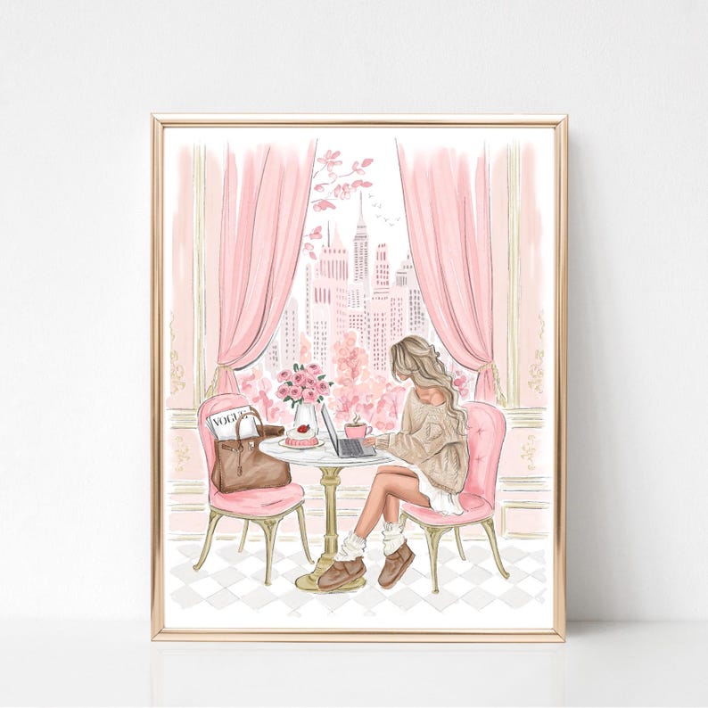K&ouml;nnte beinhalten: Aquarellillustration einer Frau, die an einem Laptop an einem Tisch in einem Caf&eacute; arbeitet. Die Szene wird von rosa Vorh&auml;ngen und einem Stadtblick eingerahmt. Eine Handtasche und eine Zeitschrift befinden sich auf einem Stuhl. Das Kunstwerk ist in einem goldenen Rahmen.
