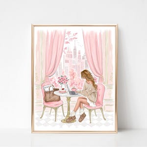 K&ouml;nnte beinhalten: Ein gerahmter Kunstdruck zeigt eine Person, die an einem Laptop an einem Tisch arbeitet. Die Szene spielt in einem Raum mit rosa Vorh&auml;ngen und Blick auf die Stadt. Eine Handtasche, eine Zeitschrift und eine Tasse stehen auf dem Tisch. Das Kunstwerk ist in sanften Rosa- und Goldt&ouml;nen gehalten.