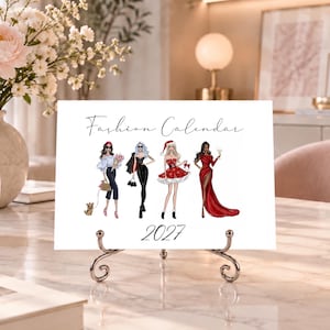 Pode incluir: Um cartão retangular branco Fashion Calendar 2027 com quatro figuras ilustradas em trajes elegantes, incluindo uma pessoa com um cão pequeno, uma pessoa com macacão preto, uma pessoa com vestido festivo vermelho e um vestido longo vermelho.