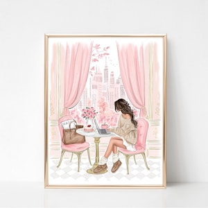 K&ouml;nnte beinhalten: Gerahmte Illustration einer Frau, die an einem Tisch an einem Laptop arbeitet. Die Szene spielt in einem Raum mit rosa Vorh&auml;ngen und Blick auf die Stadt. Eine Handtasche und eine Zeitschrift befinden sich auf einem rosa Stuhl. Eine Vase mit Blumen und eine Tasse stehen auf dem Tisch.