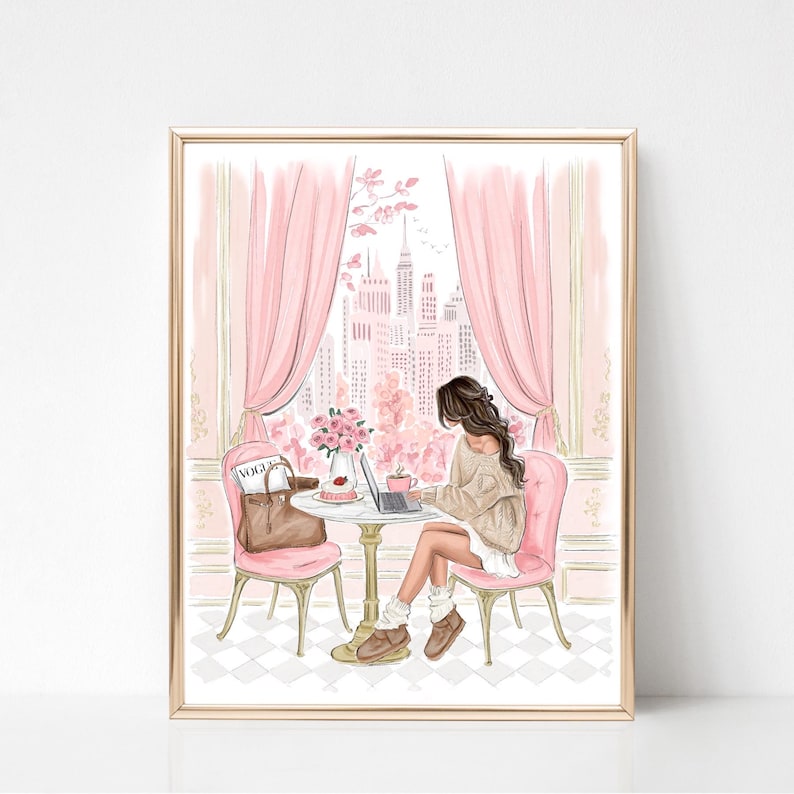 K&ouml;nnte beinhalten: Gerahmte Illustration einer Frau, die an einem Tisch an einem Laptop arbeitet. Die Szene spielt in einem Raum mit rosa Vorh&auml;ngen und Blick auf die Stadt. Eine Handtasche und eine Zeitschrift befinden sich auf einem rosa Stuhl. Eine Vase mit Blumen und eine Tasse stehen auf dem Tisch.