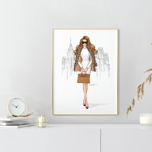 Pode incluir: Uma ilustra&ccedil;&atilde;o digital de uma mulher vestindo um vestido branco, um casaco de estampa de leopardo e &oacute;culos de sol, caminhando em frente a um horizonte urbano. Ela est&aacute; carregando uma bolsa marrom.