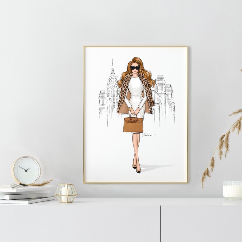 Pode incluir: Uma ilustra&ccedil;&atilde;o digital de uma mulher vestindo um vestido branco, um casaco de estampa de leopardo e &oacute;culos de sol, caminhando em frente a um horizonte urbano. Ela est&aacute; carregando uma bolsa marrom.