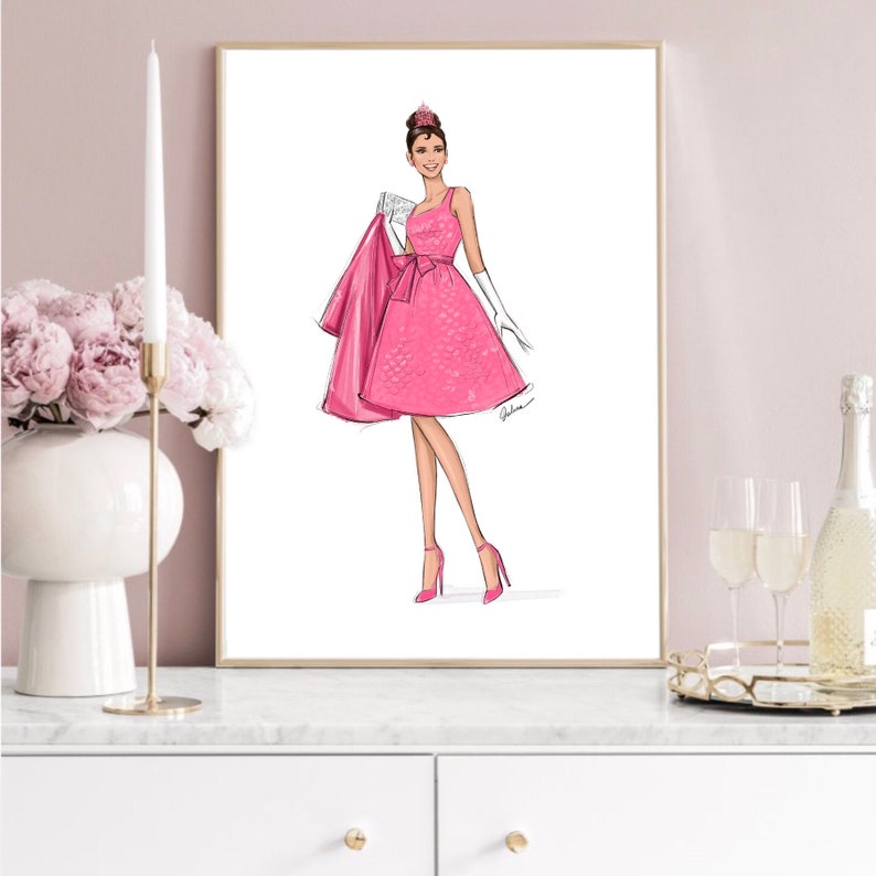 Puede incluir: Una ilustraci&oacute;n digital de una mujer con un vestido rosa con un lazo blanco y guantes blancos. Lleva un bolso de mano blanco y una tiara en la cabeza.