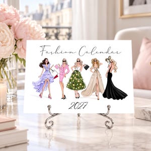 Pode incluir: Um cartão de exibição retangular Fashion Calendar 2027 com cinco figuras ilustradas em trajes elegantes, incluindo um vestido de babados lavanda, um terno rosa, uma saia com padrão de árvore verde, um sobretudo bege e um vestido de noite preto.