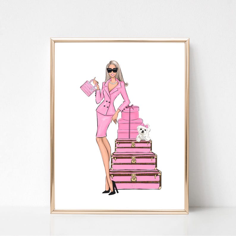 Peut inclure: Une femme en costume rose et lunettes de soleil se tient &agrave; c&ocirc;t&eacute; d'une pile de valises roses et d'un petit chien blanc.