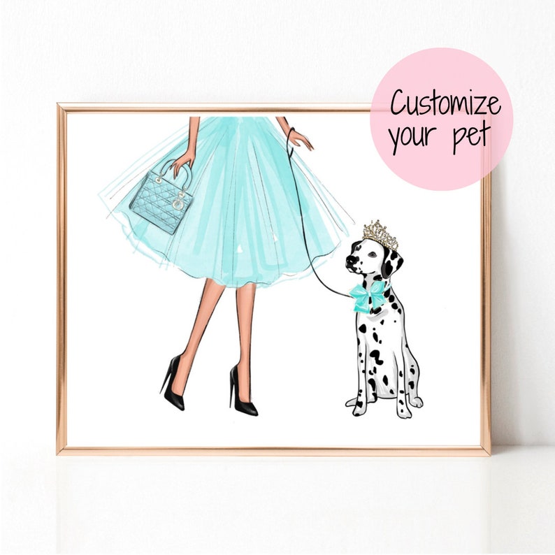 Op de afbeelding: Een digitale illustratie van een vrouw in een lichtblauwe jurk die een Dalmati&euml;r uitlaat met een kroon en een blauwe strik. De tekst "Customize your pet" staat in een roze cirkel in de rechterbovenhoek van de afbeelding.