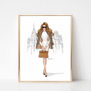Pode incluir: Uma ilustra&ccedil;&atilde;o digital de uma mulher vestindo um vestido branco, um casaco de estampa de leopardo e &oacute;culos de sol, segurando uma bolsa marrom. O fundo &eacute; um esbo&ccedil;o de um horizonte da cidade.