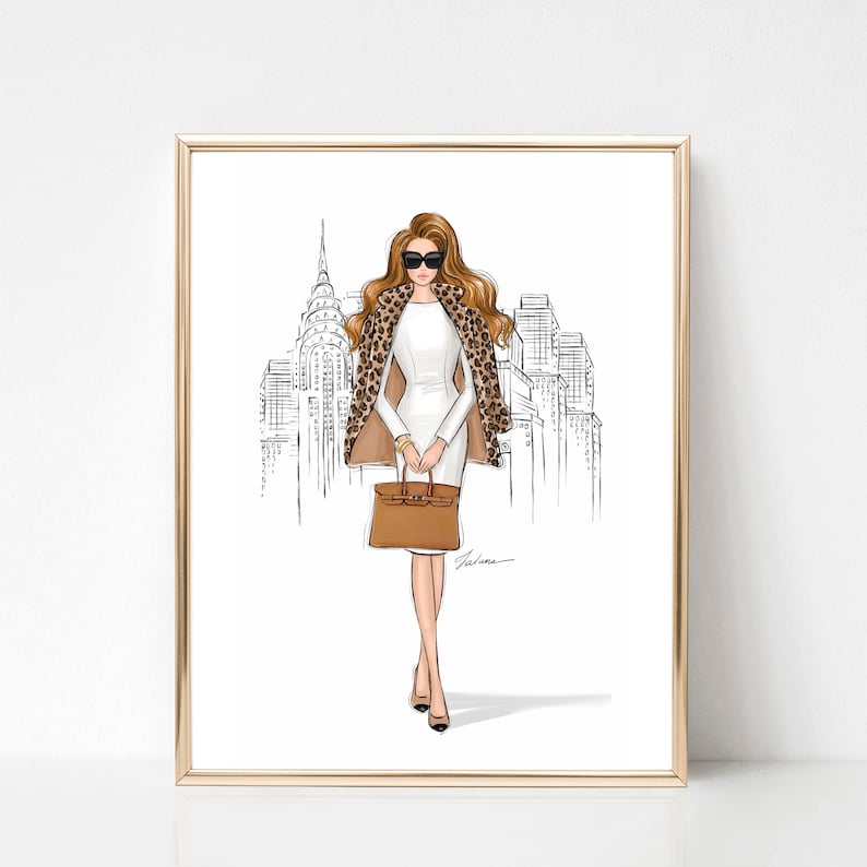 Pode incluir: Uma ilustra&ccedil;&atilde;o digital de uma mulher vestindo um vestido branco, um casaco de estampa de leopardo e &oacute;culos de sol, segurando uma bolsa marrom. O fundo &eacute; um esbo&ccedil;o de um horizonte da cidade.