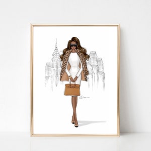 Pode incluir: Uma ilustra&ccedil;&atilde;o digital de uma mulher vestindo um vestido branco, um casaco de estampa de leopardo e &oacute;culos de sol, caminhando em frente a um horizonte urbano. Ela est&aacute; carregando uma bolsa marrom.