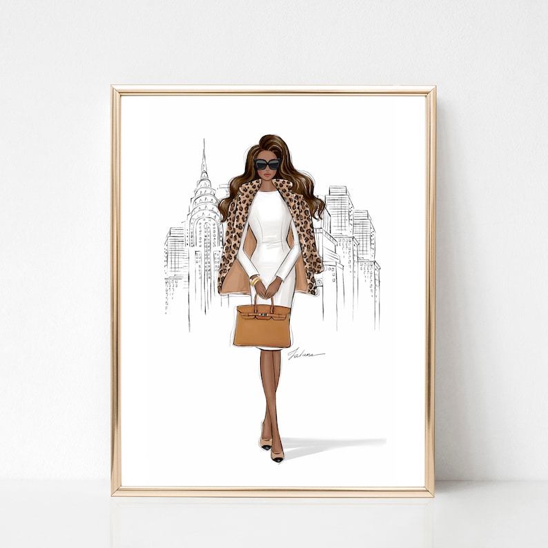 Pode incluir: Uma ilustra&ccedil;&atilde;o digital de uma mulher vestindo um vestido branco, um casaco de estampa de leopardo e &oacute;culos de sol, caminhando em frente a um horizonte urbano. Ela est&aacute; carregando uma bolsa marrom.