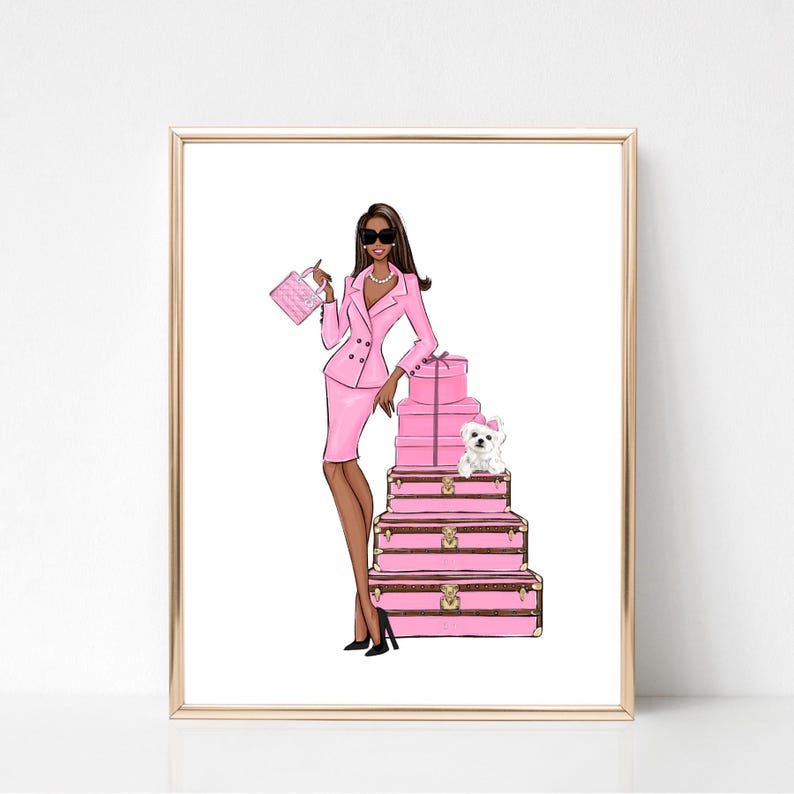 Peut inclure: Une femme en costume rose et lunettes de soleil se tient &agrave; c&ocirc;t&eacute; d'une pile de valises roses et d'un petit chien blanc.