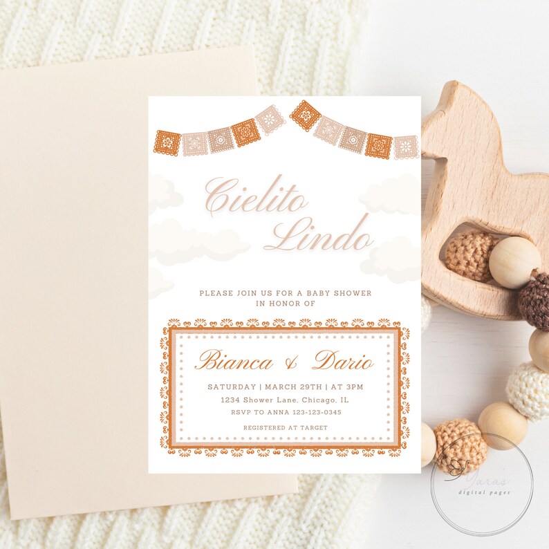 Op de afbeelding: Een babyborrel uitnodiging in perzik en bruine tinten. De uitnodiging heeft een banner met traditionele Mexicaanse papieren decoraties, wolken en de tekst "Cielito Lindo". De uitnodiging bevat ook de namen "Bianca & Dario", de datum en tijd van de borrel, het adres, RSVP-informatie en de registratie locatie.