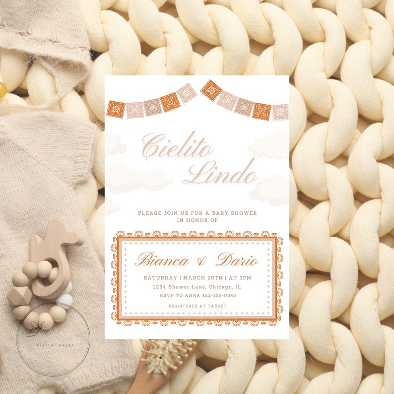 Op de afbeelding: Een babyborrel uitnodiging met een witte achtergrond en oranje en bruine accenten. De uitnodiging bevat de tekst "Cielito Lindo" en "Bianca & Dario". De uitnodiging bevat ook de datum, tijd en locatie van de borrel.