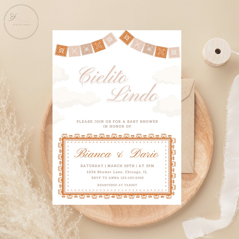 Op de afbeelding: Een baby shower uitnodiging met een witte achtergrond en oranje en roze decoraties. De uitnodiging zegt "Cielito Lindo" en "Wordt u uitgenodigd voor een baby shower ter ere van Bianca & Dario". De uitnodiging bevat ook de datum, tijd en locatie van de shower, evenals de RSVP-informatie. De uitnodiging is geregistreerd bij Target.