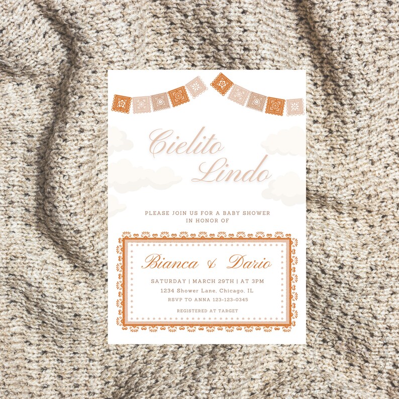 Op de afbeelding: Een baby shower uitnodiging met een lichtblauwe achtergrond en oranje en witte decoraties. De tekst luidt "Cielito Lindo" en "Bianca & Dario". De uitnodiging bevat de datum, tijd, locatie, RSVP-informatie en registratie-informatie.