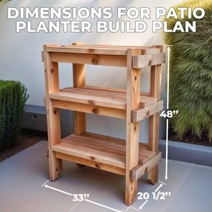 Könnte beinhalten: Ein Pflanzenständer aus Holz mit drei Regalen. Der Ständer ist 122 cm hoch, 84 cm breit und 52 cm tief.  DIMENSIONS FOR PATIO PLANTER BUILD PLAN.