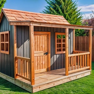 Könnte beinhalten: Ein kleines Holzspielhaus mit braunem Dach, einer Holztür und zwei Fenstern. Das Spielhaus hat eine Holzveranda mit Geländer.