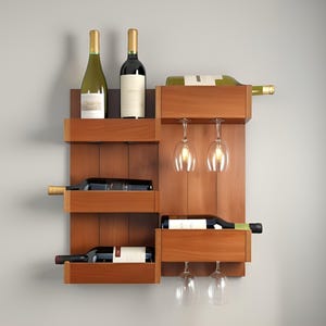 Op de afbeelding: Een houten wandgemonteerde wijnrek met planken om flessen en glazen op te bergen. Het rek heeft een natuurlijke houten afwerking en beschikt over een ingebouwde wijnbekerhouder. Er zijn vijf flessen wijn in het rek, waaronder twee flessen witte wijn en drie flessen rode wijn.