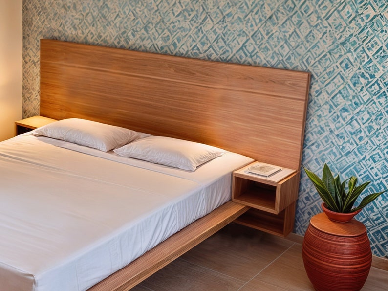 Puede incluir: Un marco de cama de madera con una cabecera y una colcha blanca. La cama tiene dos mesitas de noche con estantes. Una planta en maceta se encuentra en una maceta de terracota en el suelo.