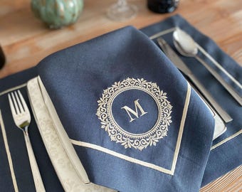Juego de servilletas y manteles individuales de lino con monograma personalizado; regalo de boda bordado personalizado, decoración de mesa para inauguración de la casa, elegante decoración de mesa