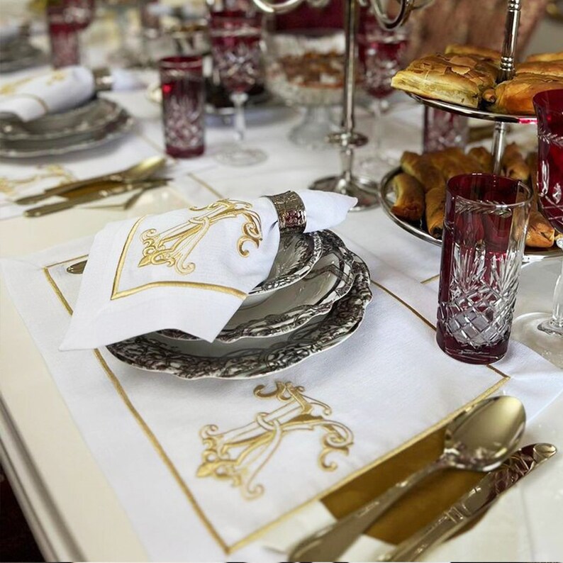 Personalized Embroidered Elegant Table Linen Overlapping Monograms