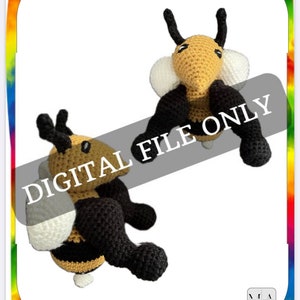 Könnte beinhalten: Ein Häkelmuster für eine gelbe Jacke mit schwarzen Streifen und weißen Flügeln. Das Muster ist nur als digitaler Download erhältlich. Der Text "DIGITAL FILE ONLY" ist über das Bild gelegt.